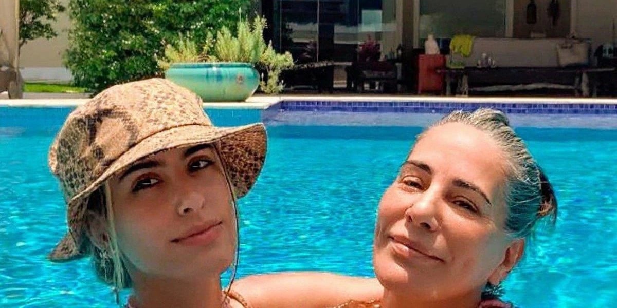 Glória Pires e sua filha curtindo a piscina de sua mansão (Foto Reprodução/Internet)