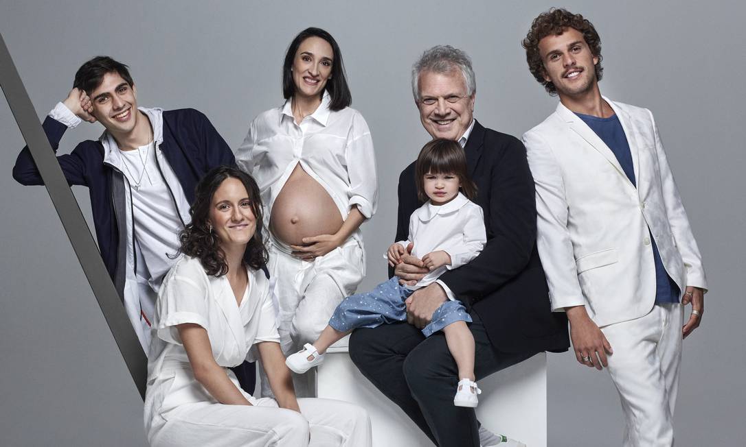 Pedro Bial, seus filhos e Maria Prata grávida da sua segunda filha (Foto Reprodução/ Bob Wolfenson/Globo)