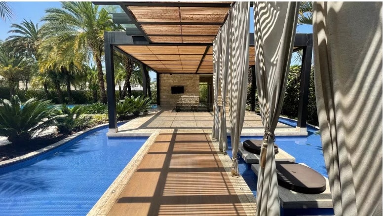 outra visão da piscina da mansão que Luan Santana colocou à venda (Foto Reprodução/Casa e Jardim)