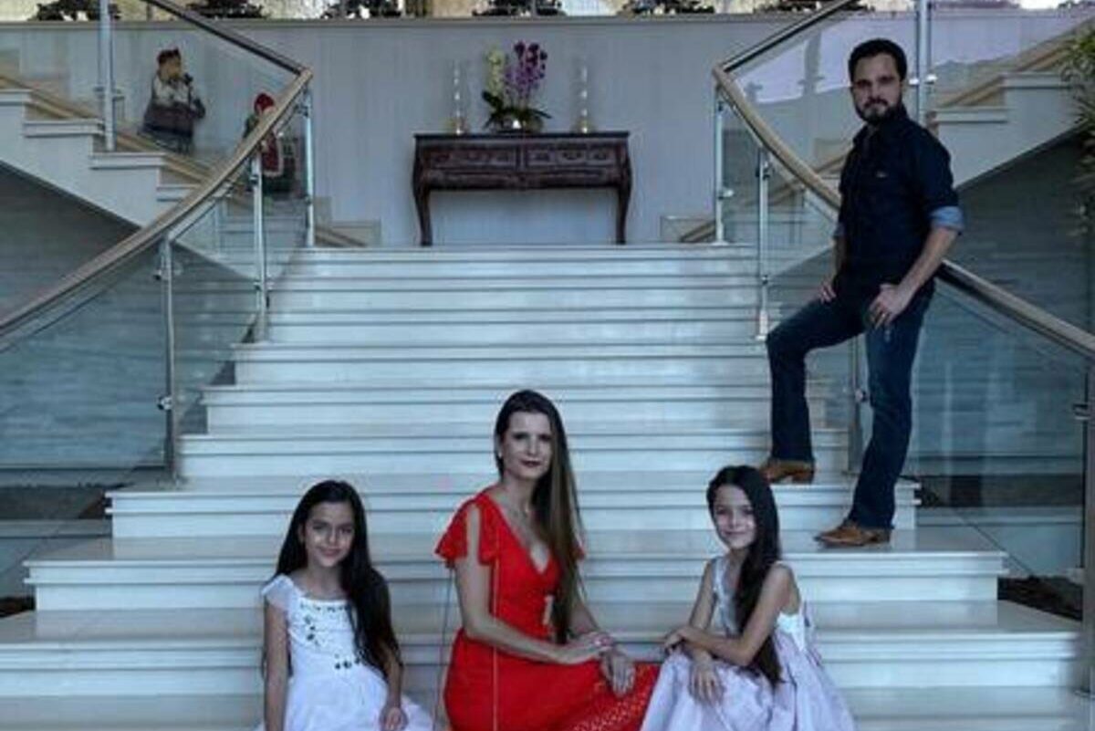 Luciano Camargo, Flávia Fonseca e suas filhas gêmeas (Foto Reprodução/Internet)