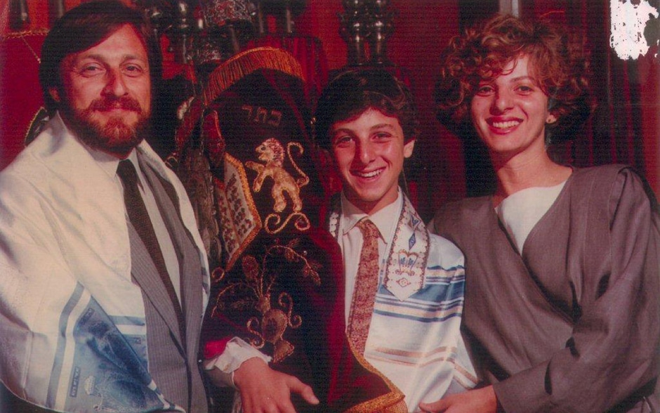 Luciano Huck e seus pais em uma cerimonia judia quando ele era apenas um adolescente (Foto Reprodução/Internet)
