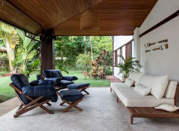Área externa da casa de Ivete Sangalo em "Praia do Forte" contando com móveis de luxo e muito verde (Foto Reprodução/Internet)