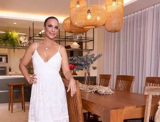 Ivete Sangalo ostentando uma linda sala de jantar (Foto Reprodução/Internet)