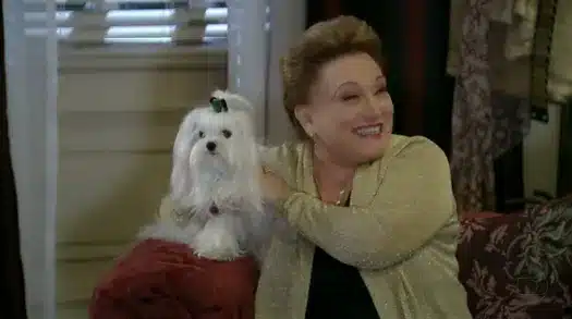 Nicete Bruno e a cachorrinha "Emily" em "Salve Jorge (Foto Reprodução/Globo)