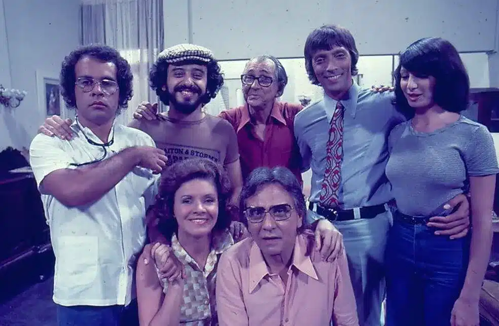 Luiz Armando Queiroz com o elenco de "A Grande Família" da primeira versão (Foto Reprodução/Memória Globo)