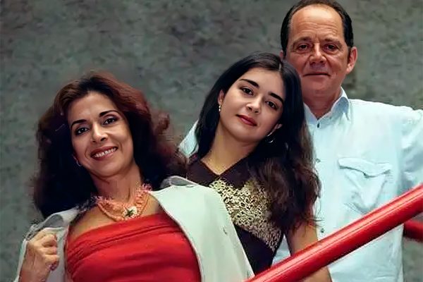 Alexandra Marzo junto a sua mãe Betty Faria e Carlos Marzo
