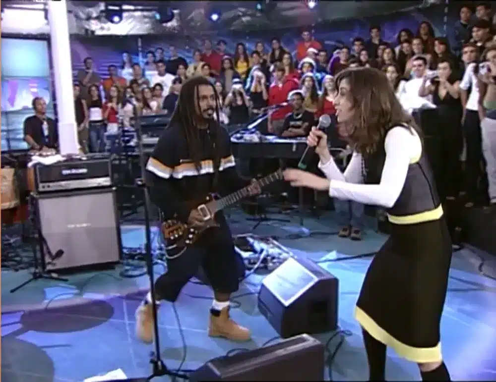 Fernanda Torres e a banda "O Rappa" no "Altas Horas" (Foto Reprodução/Globo)