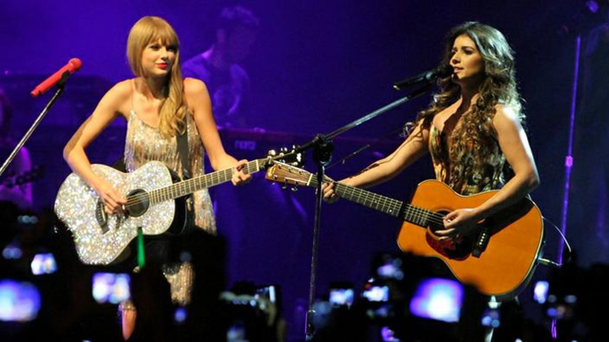 Paula Fernandes e Taylor Swift em apresentação (Foto Reprodução/Internet)