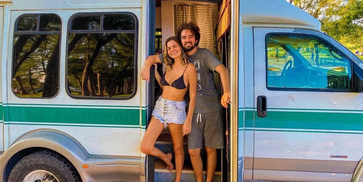 Eduardo Caldas vive em van junto com a esposa. (Foto: reprodução/internet)