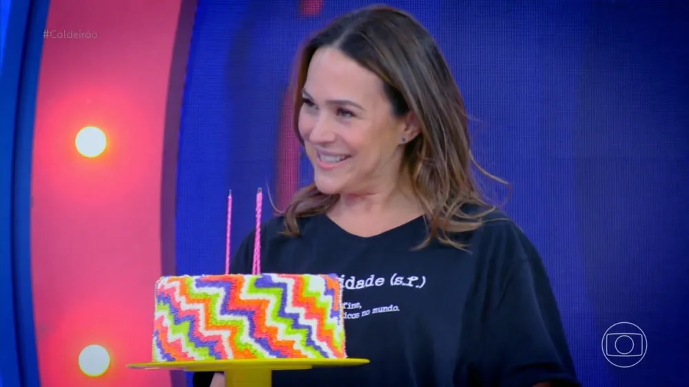 Gabriela Duarte ganha bolo no programa Caldeirão 