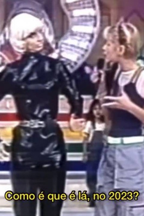 Xuxa ao lado da robô em seu programa (Foto: Reprodução, Globo)