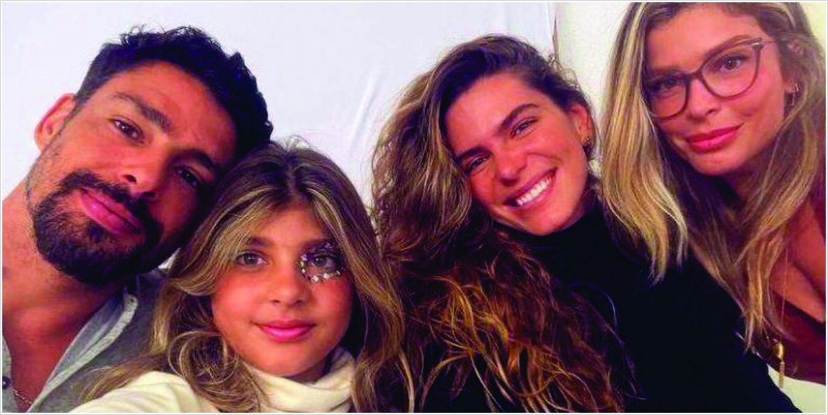 Cauã Reymond, Mariana Goldfarb, Grazi Massafera e a filha Sofia (Foto: reprodução/ Instagram)