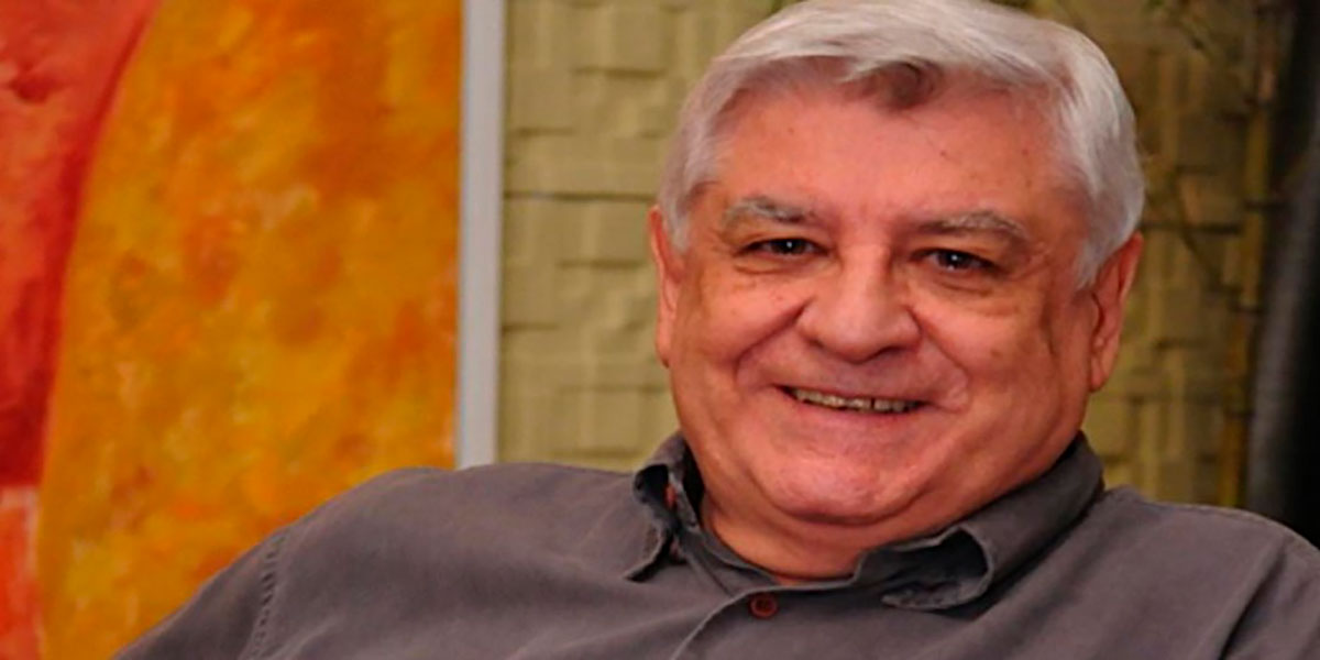 O autor Lauro César Muniz no lançamento de Máscaras (Foto: Record)