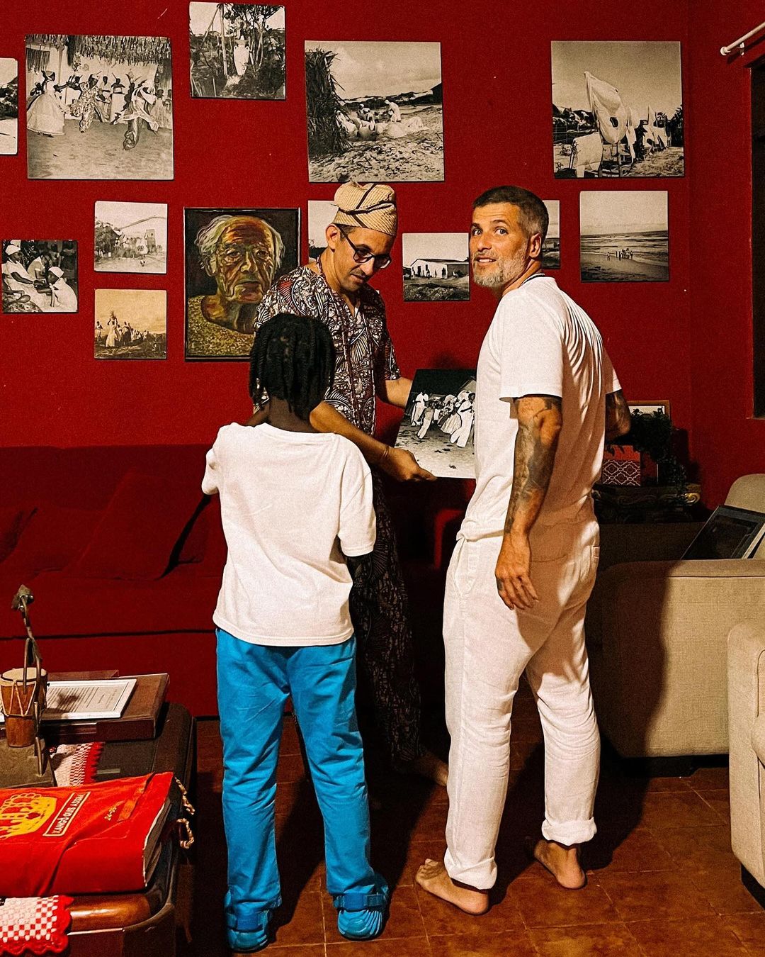 Bruno Gagliasso e seu filho Bless em terreiro de candomblé (Foto: Reprodução, Instagram)